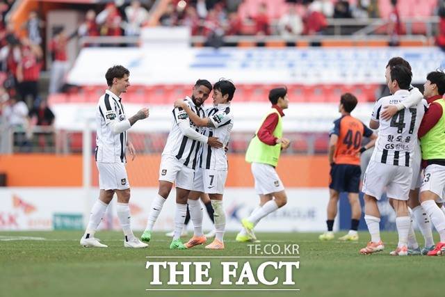 포항을 상대로 개막 3연승에 도전하는 서울 선수들./K리그