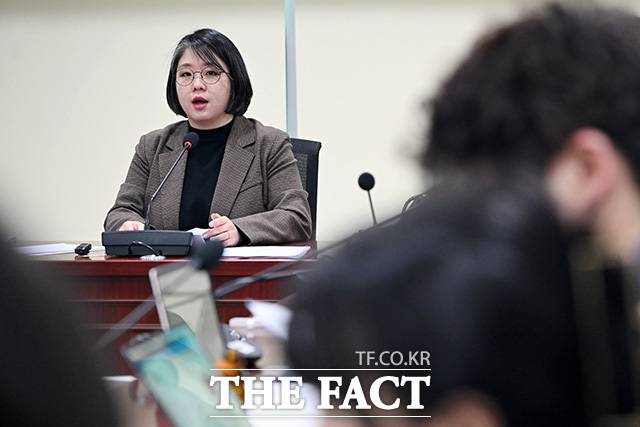 용혜인 기본소득당 대표가 17일 안산갑 재보궐선거 관련해 "조심스럽지만 진지하게 고민해 보겠다"고 밝혔다. 사진은 용 대표가 이날 국회 의원회관에서 기자간담회를 열고 모두발언을 하고 있는 모습. /남용희 기자