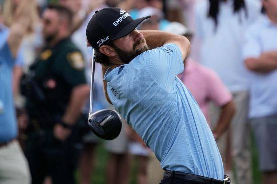 캐머런 영이 더 플레이어스 챔피언십 4라운드 18번 홀에서 티샷을 하고 있다. 폰테베드라비치=AP연합뉴스