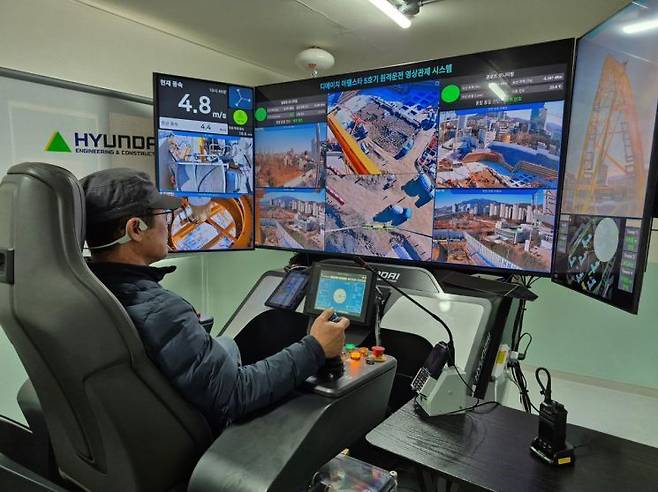 타워크레인 조종사가 현대건설이 개발한 원격 조종실에서 타워크레인을 조종하고 있다. 현대건설