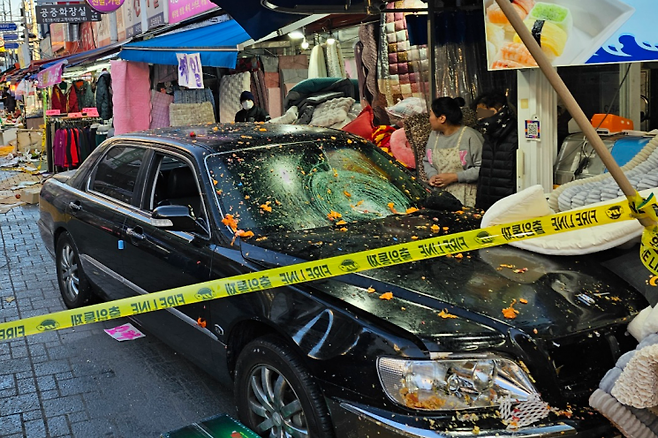 2024년 12월 서울 양천구 목동 깨비시장에서 70대 남성이 몰던 승용차가 돌진해 다수의 부상자가 발생했다. 당시 운전자는 치매 전 단계인 경도 인지장애 진단을 받은 것으로 조사됐다. 연합뉴스