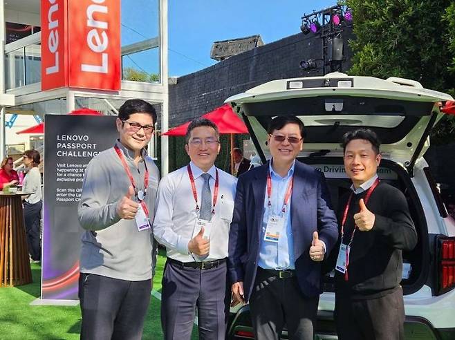 [미국 산호세에서 열린 '엔비디아 GTC(NVIDIA GTC)' 행사장 내 레노버(Lenovo) 부스 앞에서 주요 관계자들이 기념 포즈를 취하고 있다. (왼쪽부터) 레노버 Bingchuan Sun 차량 컴퓨팅 사업 디렉터, SWM 김기혁 대표, 레노버 Yang Yuanqing 회장, SWM 원종현 전무]