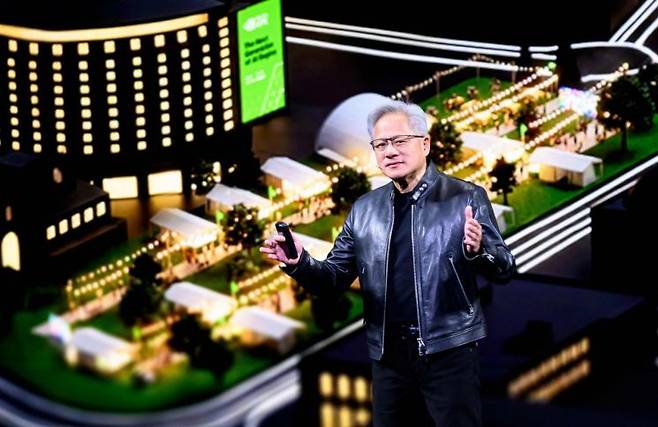 엔비디아(Nvidia) 최고경영자(CEO) 젠슨 황(Jensen Huang)이 2026년 3월 16일(현지시간) 미국 캘리포니아주 새너제이 SAP센터에서 열린 연례 개발자 콘퍼런스 ‘GTC 2026’에서 기조연설을 하고 있다. AFP연합뉴스