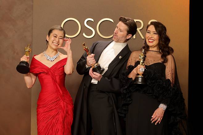 오스카 ‘장편 애니메이션 부문’에서 한국계 최초로 수상한 매기 강(왼쪽부터) 감독과 공동 연출자 크리스 아펠한스, 제작자 미셸 웡. /게티이미지코리아