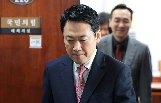 국민의힘 장동혁 대표가 16일 서울 여의도 국회에서 열린 최고위원회의를 마친 뒤 굳은 표정으로 회의장을 나서고 있다.  /남강호 기자