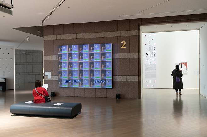 요코하마미술관 2부 전시장에서 백남준의 1986년작 '바이바이 키플링'이 상영되고 있다. 가토 켄 촬영. /요코하마미술관 제공