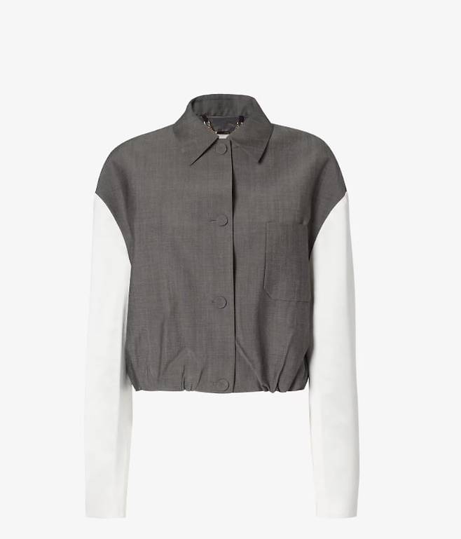 헴 라인의 스트랩으로 핏을 조절해 퍼프 실루엣을 연출할 수 있는 그레이 모헤어 패브릭 재킷. 펜디.