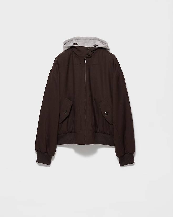 코튼 후드와 골지 니트 소매단의 후드 러쉬 스티치 재킷. 프라다.