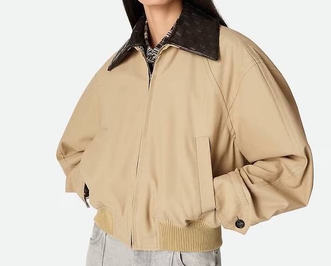 탈착 가능한 인트레치아토 가죽 칼라의 코튼 트윌 블루종. 보테가 베네타.