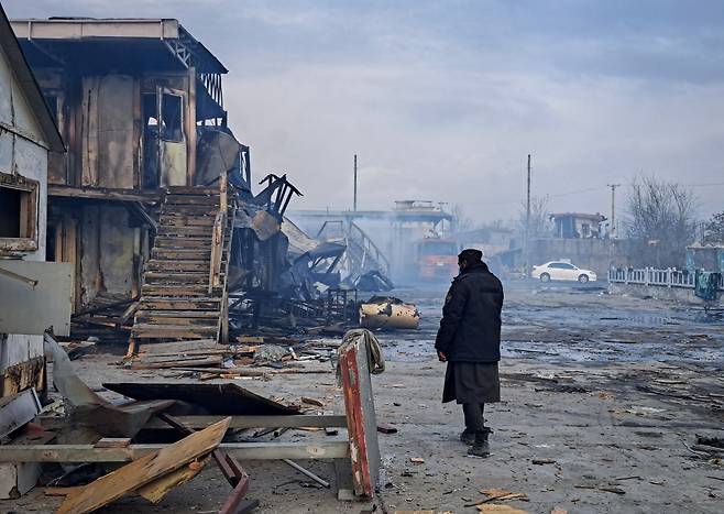 아프가니스탄 카불에서 한 남성이 파키스탄의 공습으로 파괴된 현장을 걷고 있다. /로이터