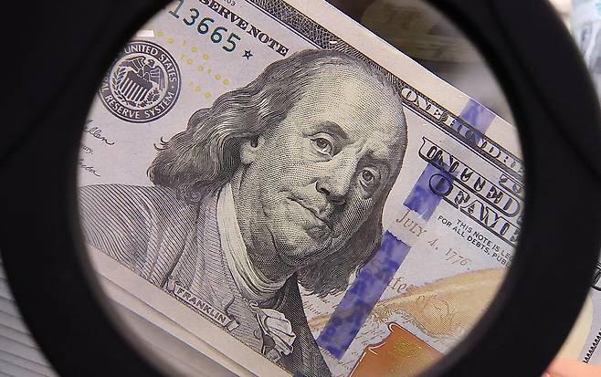 서울 중구 하나은행 본점 위변조센터에서 직원이 달러를 정리하고 있다. /뉴스1