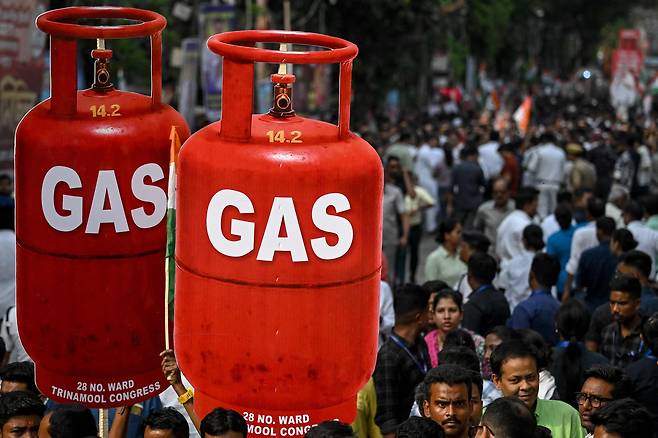 16일 인도 트리나물 의회(TMC) 당 지지자들이 콜카타에서 가격 인상과 LPG 부족에 항의하는 집회를 벌이고 있다. /연합뉴스