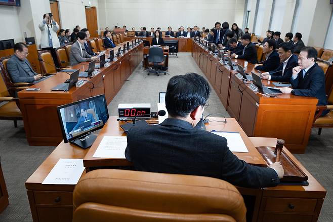 박수영 국회 재정경제기획위원회 국민의힘 간사가 17일 서울 여의도 국회에서 열린 제433회 국회(임시회) 재정경제기획위원회 제2차 전체회의에서 의사봉을 두드리고 있다. /뉴스1