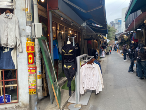 동묘의 골목 풍경(사진 이승연 기자)