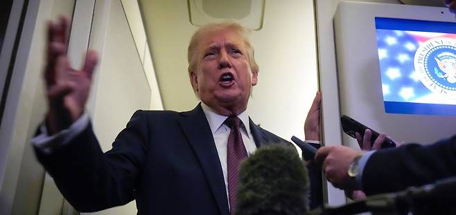 도널드 트럼프 미국 대통령이 15일(현지 시간) 전용기 에어포스원에서 한국, 일본, 중국, 프랑스, 영국 등 세계 7개국에 이란이 봉쇄 중인 원유 수송로 호르무즈 해협의 안전 확보를 위한 군함 파견을 요구했다고 밝혔다. 그는 중국이 이를 거부하면 이달 말∼다음 달 초로 예정된 미중 정상회담을 연기할 수 있다고 압박했다. 웨스트팜비치=AP 뉴시스