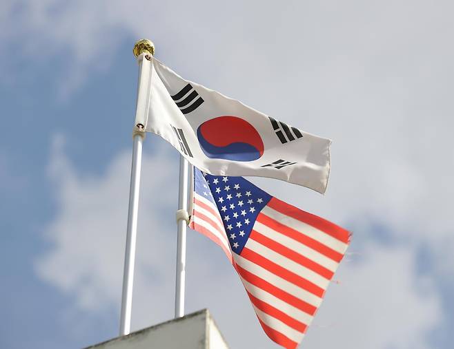 태극기와 성조기가 펄럭이고 있다. 2023.07.26 뉴시스