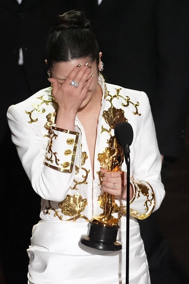 이재(EJAE)가 15일(현지 시간) 미 캘리포니아주 로스앤젤레스 돌비 극장에서 열린 제98회 아카데미 시상식에서 케이팝 데몬 헌터스(케데헌) OST ‘골든’으로 최우수 주제가상을 받은 후 눈물을 흘리며 수상 소감을 말하고 있다. 2026.03.16 로스앤젤레스=AP/뉴시스