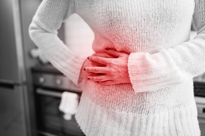 담낭은 지방 소화를 돕는 기관이지만, 담즙이 뭉쳐 담석이 생기면 명치 답답함과 오른쪽 윗배 통증을 유발한다. 사진=게티이미지뱅크.