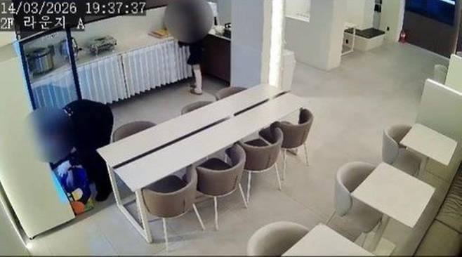 호텔 무료 음료 서비스를 악용해 대형 쇼핑백에 음료를 싹쓸이해 간 남성의 영상이 공개돼 공분을 사고 있다. 뉴시스