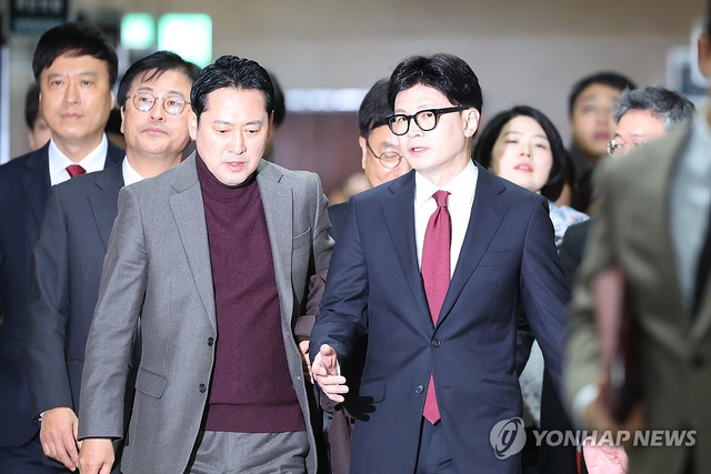 12·3 비상계엄 사태 직후이던 지난 2024년 12월 12일 한동훈(앞줄 오른쪽) 당시 국민의힘 당대표가 여의도 국회에서 열린 비공개 최고위원회의에 참석하며 장동혁(왼쪽) 당시 수석최고위원과 대화하고 있다.[연합뉴스 사진]