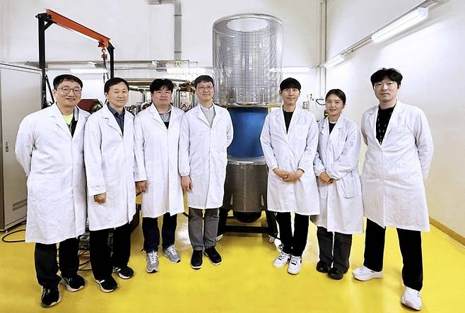 한국원자력연구원이 이온주입장치의 고전압 환경에서도 안정적으로 전력을 공급할 수 있는 절연형 모터제너레이터(MG-SET)를 독자 개발했다. 왼쪽부터 이찬영 책임연구원, 여순목 책임연구원, 석재권 선임연구원, 정명환 책임연구원, 양인목 선임기술원, 전혜란 선임연구기술원, 하준목 선임연구원.
