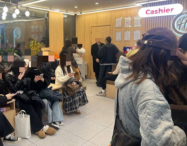 지난 9일 서울 중구 하이디라오 입구가 입장을 기다리는 사람들로 북적이고 있다. 사진=박경호 기자