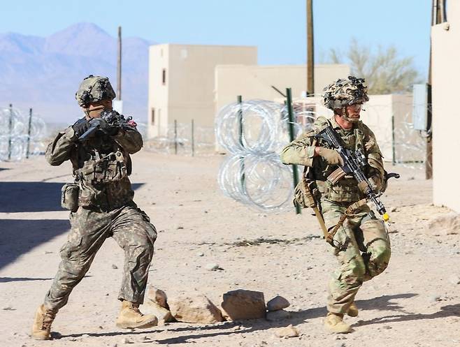 육군은 지난 4일부터 15일까지 미국 캘리포니아주 모하비 사막 국립훈련센터에서 연합 소부대훈련을 실시했다고 17일 밝혔다. 사진은 미 NTC 연합 소부대훈련에서 한미 장병이 함께 공격작전을 수행하는 모습. 육군 제공