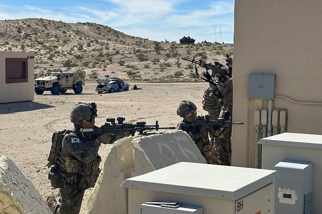 육군은 지난 4일부터 15일까지 미국 캘리포니아주 모하비 사막 국립훈련센터에서 연합 소부대훈련을 실시했다고 17일 밝혔다. 사진은 미 NTC 연합 소부대훈련에서 도시지역작전을 수행하는 모습. 육군 제공