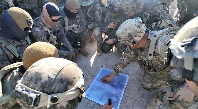 육군은 지난 4일부터 15일까지 미국 캘리포니아주 모하비 사막 국립훈련센터에서 연합 소부대훈련을 실시했다고 17일 밝혔다. 사진은 미 NTC 연합 소부대훈련에서 한미 장병이 작전 토의를 하는 모습. 육군 제공