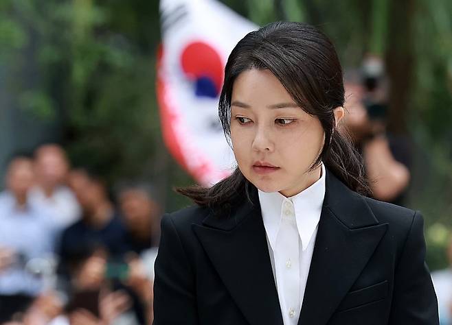 도이치모터스 주가조작 연루 의혹 등을 받는 김건희 여사가 지난해 8월6일 오전 서울 종로구 김건희 특검팀(특별검사 민중기)사무실에 피의자 신분으로 소환되고 있다. 사진=뉴시스