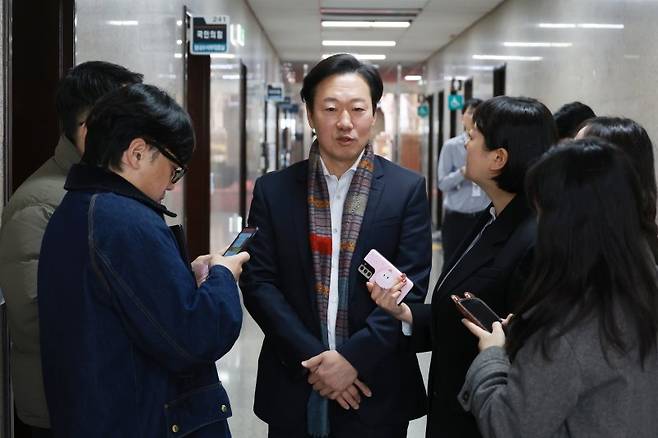 박수민 국민의힘 의원(원내대표 비서실장)이 17일 서울 여의도 국회에서 서울시장 후보 출마 관련 취재진 질문에 답하고 있다. 뉴시스