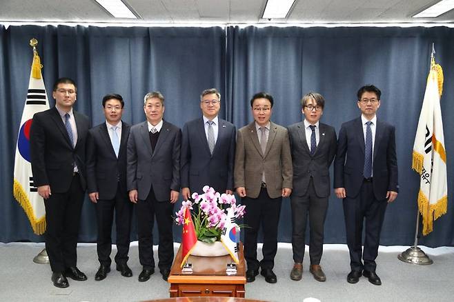 17일 부산진해경제자유구역청을 방문한 진일표 주부산 중국 총영사(오른쪽 네번째)와 박성호 부산진해경제자유구역청장(오른쪽 세번째) 등이 기념촬영을 하고 있다. 부산진해경제자유구역청 제공