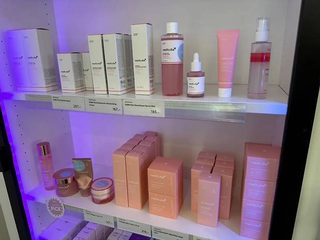 덴마크의 한국 화장품 전문매장 'Dubbu(두부)'에 에이피알의 메디큐브 제품이 진열돼 있다. 에이피알 제공
