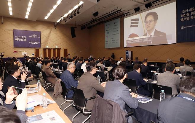 산업부 장관 "개인전 아닌 팀전" 파이낸셜뉴스와 부산파이낸셜뉴스가 17일 부산항국제전시컨벤션센터(BPEX)에서 '조선·해양 혁신을 위한 글로벌 동맹'이라는 주제로 개최한 '2026 fn조선해양포럼'에서 김정관 산업통상부 장관이 환영사를 하고 있다. 사진=박범준 기자