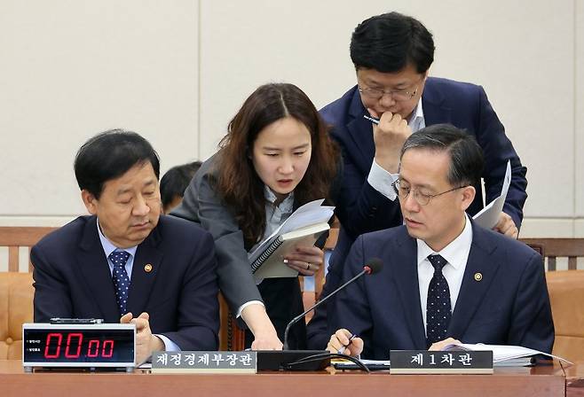 구윤철 부총리 겸 재정경제부 장관(왼쪽)과 이형일 재정경제부 1차관이 17일 서울 여의도 국회에서 열린 재정경제기획위원회 전체회의에서 회의를 준비하고 있다. 뉴시스