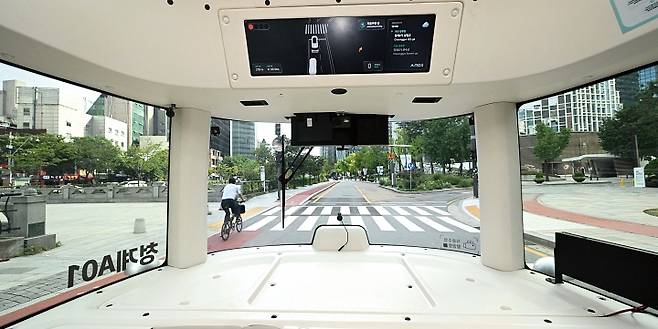 운전석이 없는 자율주행 셔틀버스가 도로 상황을 스스로 판단하며 서울 청계천 도로를 달리고 있다. 사진 뉴시스