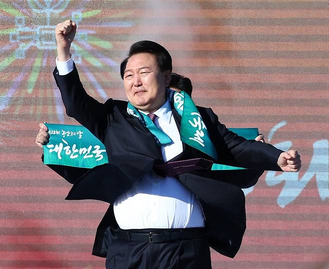 윤석열 대통령이 2023년 11월10일 오후 경기 수원 팔달구 서호 잔디광장에서 열린 제28회 농업인의 날 기념식에서 어퍼컷 세리머니를 하고 있다. 대통령실통신사진기자단