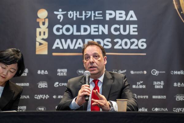 다니엘 산체스가 17일 열린 2025~2026 프로당구 피비에이(PBA) 시상식 ‘하나카드 PBA 골든큐 어워즈 2026’에 앞서 소회를 밝히고 있다. PBA 제공