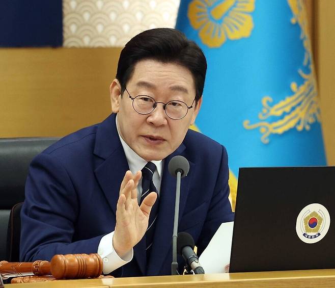 이재명 대통령이 17일 정부세종청사 국무회의실에서 열린 제10회 국무회의에서 머리발언을 하고 있다. 청와대사진기자단