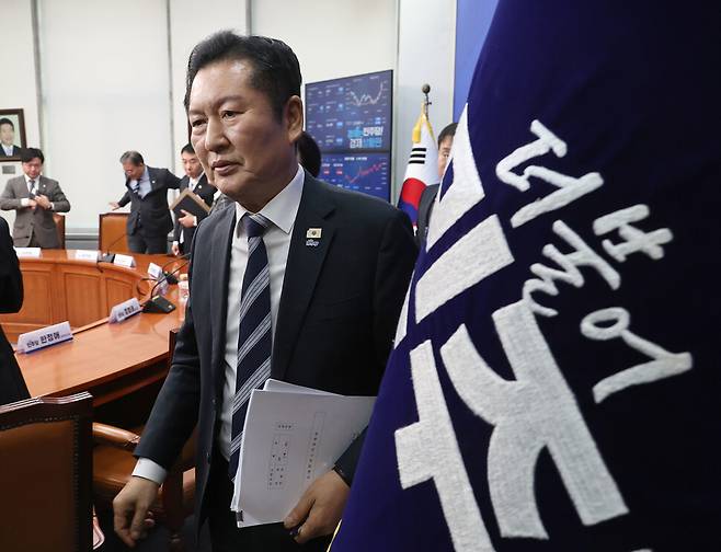 정청래 더불어민주당 대표가 17일 국회에서 열린 긴급기자회견을 마치고 퇴장하고 있다. 윤운식 선임기자 yws@hani.co.kr