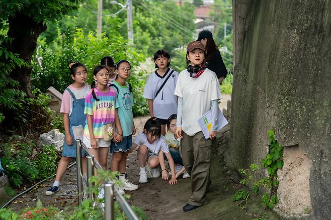 ‘극장의 시간들’ 중 두 번째 작품인 윤가은 감독의 ‘자연스럽게’는 어린이 배우들과 함께 촬영하며 자연스러운 장면을 연출하려 고군분투하는 감독의 모습을 그려낸다. 티캐스트 제공