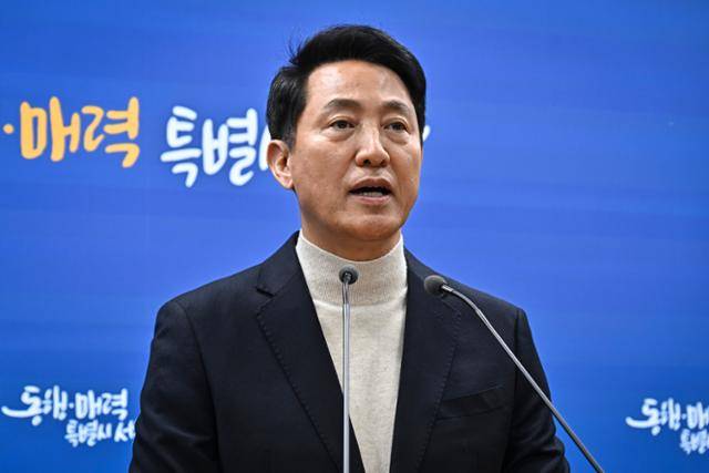 오세훈 서울시장이 17일 서울시청 브리핑룸에서 국민의힘 공천 신청과 관련한 입장을 밝히고 있다. 정다빈 기자