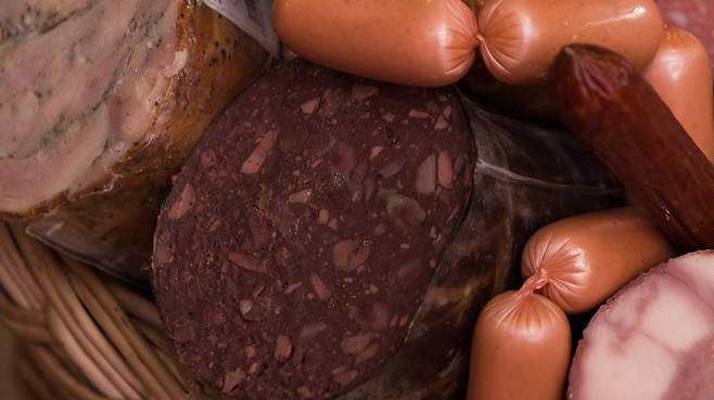 미국 건강매체 이팅웰은 가공육 섭취를 제한해야 하는 이유와 이를 대체할 수 있는 식품을 소개했다./사진=클립아트코리아