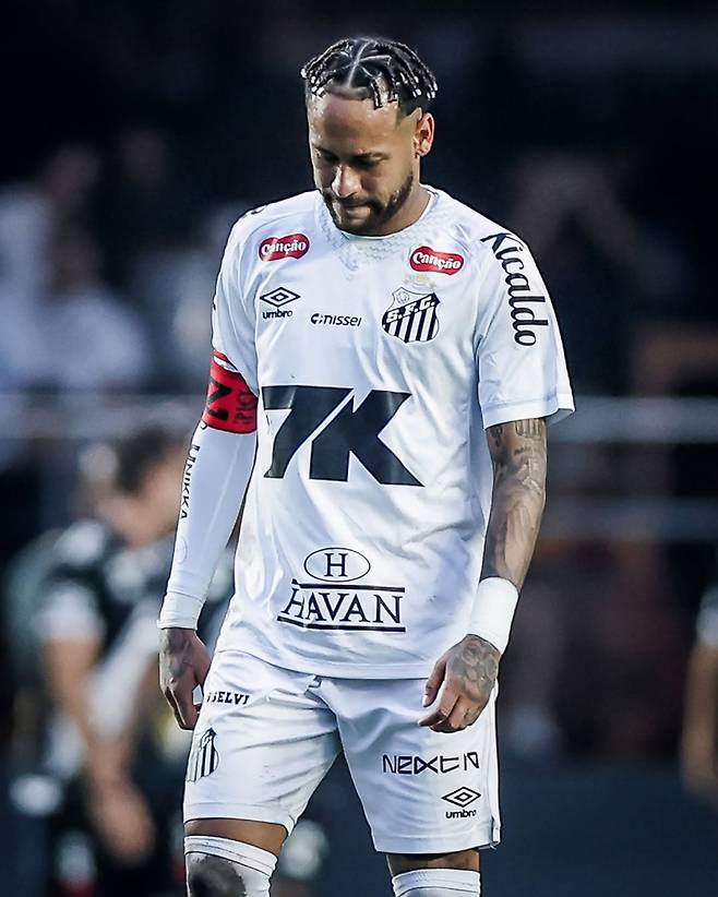 18일 바스쿠 다 가마와의 경기서 0-6으로 완패한 뒤 고개를 숙인 산투스 네이마르. 사진=블리처리포트 SNS