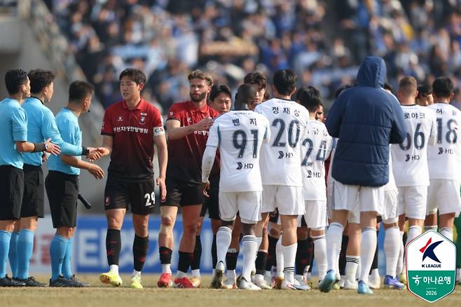 사진은 지난 15일 부천종합운동장에서 열린 부천과 울산의 하나은행 K리그1 2026 3라운드 중 인사를 나누는 선수단과 심판진. 사진=프로축구연맹