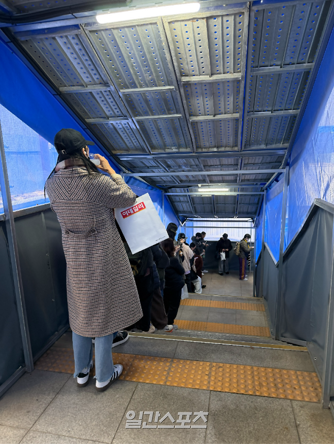 BTS 팬들이 17일 오전 서울 중구 KG타워에 마련된 일간스포츠 BTS 특집판을 구매하기 위해 줄을 서 있다. 사진=IS포토&nbsp;