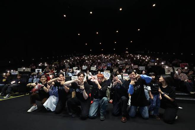 관객들과 기념 촬영하는 주역들. 사진=서병수 기자 qudtn@edaily.co.kr