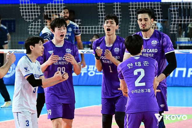 우리카드 선수들이 득점 뒤 포효하고 있다.&nbsp;