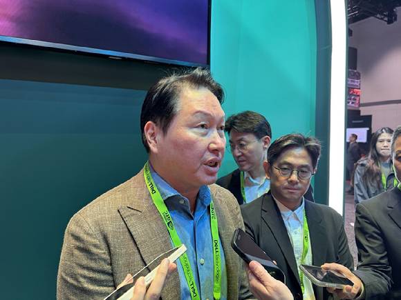 최태원 SK그룹 회장이 16일(현지시간) 미국 캘리포니아주 새너제이 컨벤션센터에서 열린 엔비디아 연례 개발자회의 'GTC 2026' 전시장에서 기자들의 질문에 답하고 있다. 2026.3.16 [사진=공동 취재]