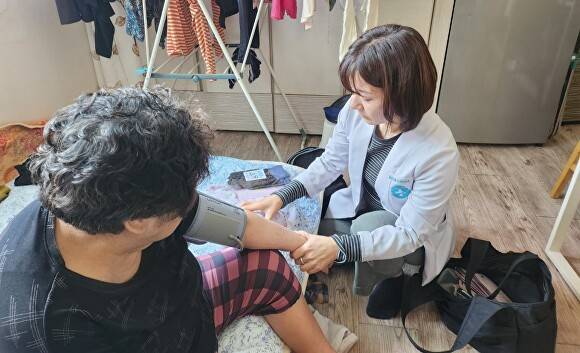 경기도 고양시가 일상생활 유지가 힘든 노인과 고령 장애인을 위한 맞춤형 통합돌봄 서비스를 본격화한 가운데, 전담 인력이 대상자의 가정을 방문해 혈압을 측정하며 건강 상태를 살피고 있다. [사진=고양특례시]